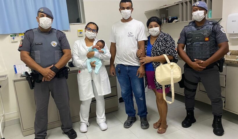 bebê engasgado. Policiais Militares salvam bebê engasgado em Guaratinguetá