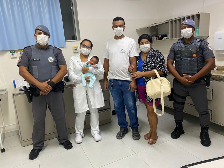 bebê engasgado. Policiais Militares salvam bebê engasgado em Guaratinguetá