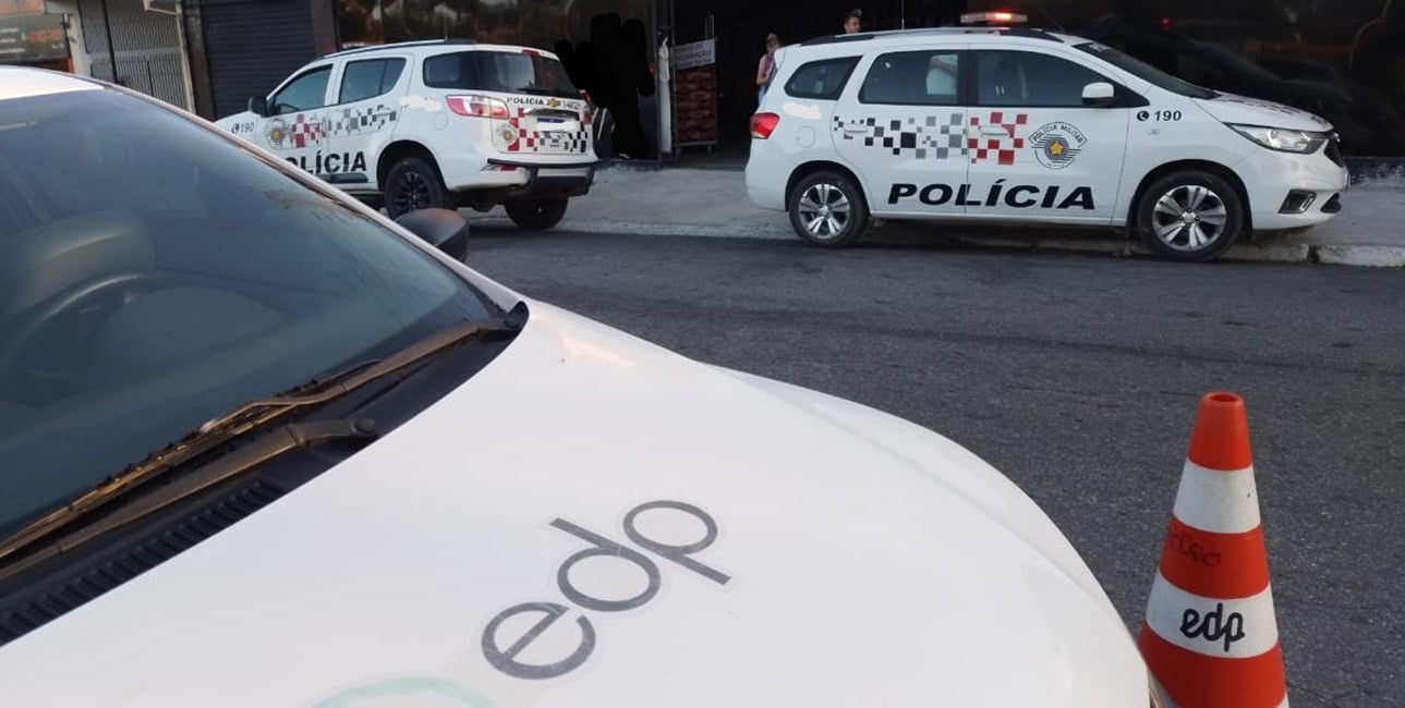 Viaturas da PM estacionadas em rua de caçapava. PM e EDP flagram furto de energia em adega em Caçapava