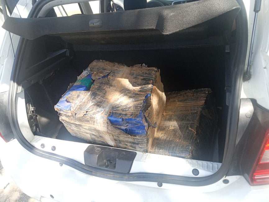 caixa com fardos de maconha em porta-malas de veículo. Homem é preso na Via Dutra com mais de 100 kg de maconha em carro, em Lavrinhas