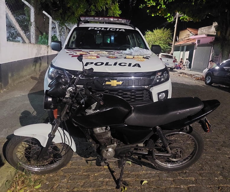 moto apreendida pela PM em Cruzeiro. Homem é preso por tráfico de drogas na Vila Batista, em Cruzeiro