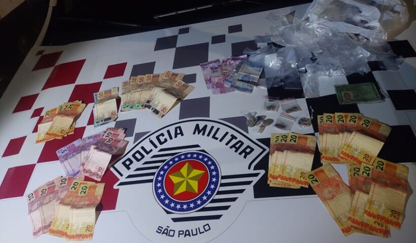 drogas em cima de capô de viatura da PM. Homem é preso por tráfico de drogas na Vila Batista, em Cruzeiro