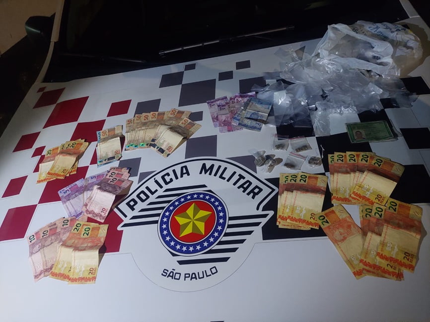 drogas em cima de capô de viatura da PM.