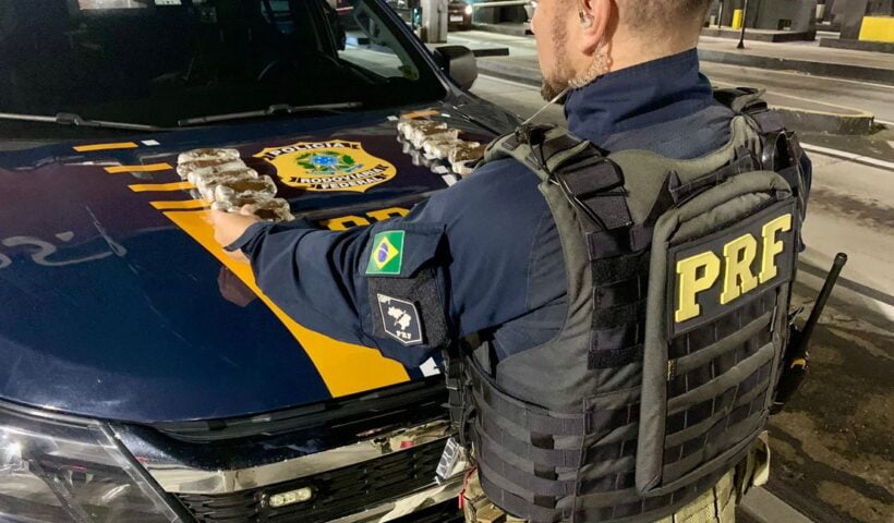 video-mulher-e-detida-na-dutra-por-trafico-de-drogas-em-carro-de-aplicativo