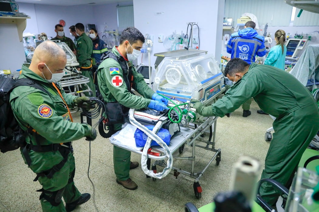 FAB faz transporte de pacientes em UTI aérea no RS