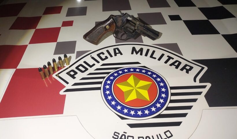 Revolver e munição sobre o capô de viatura da PM. Homem suspeito de homicídio é preso duas vezes em 24 Horas em Cruzeiro