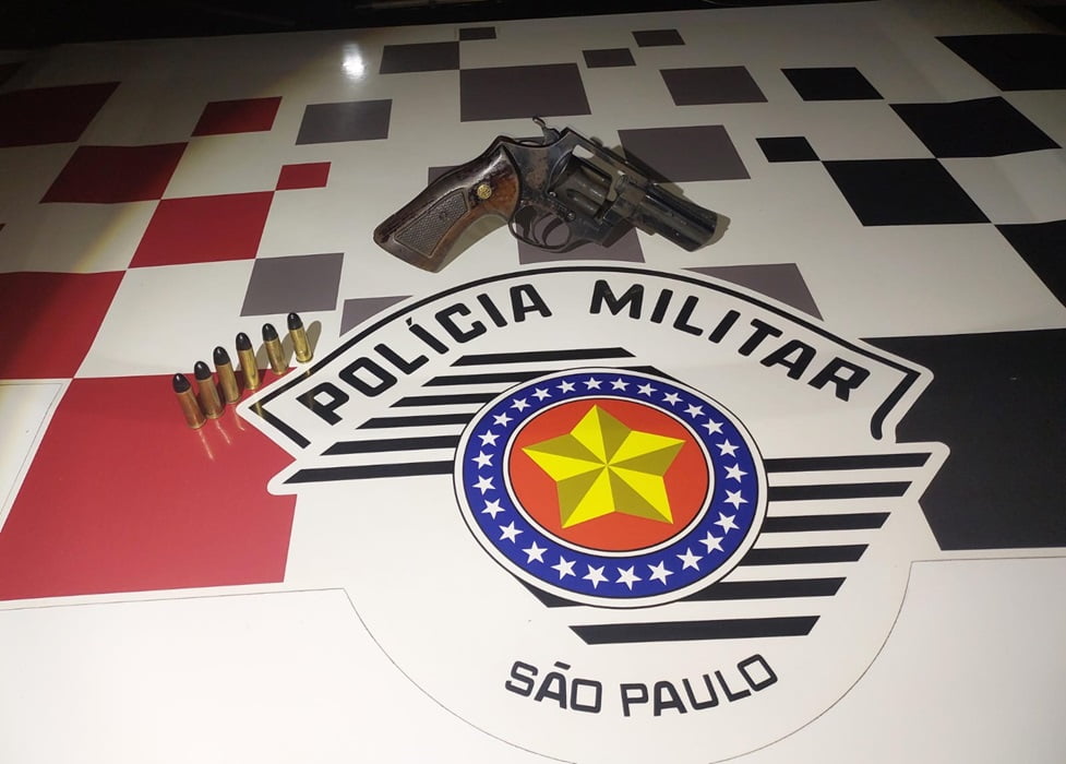 Revolver e munição sobre o capô de viatura da PM. Homem suspeito de homicídio é preso duas vezes em 24 Horas em Cruzeiro