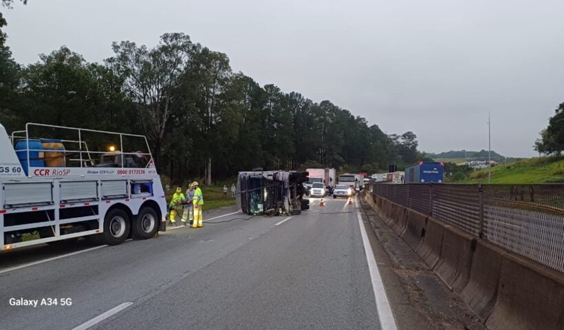 Tombamento de caminhão na Via Dutra causa lentidão de 4,7 km