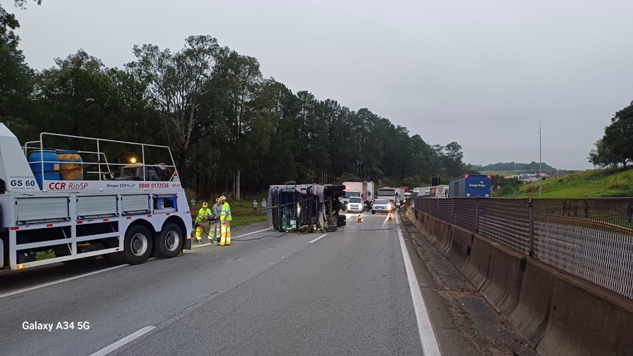 Tombamento de caminhão na Via Dutra causa lentidão de 4,7 km