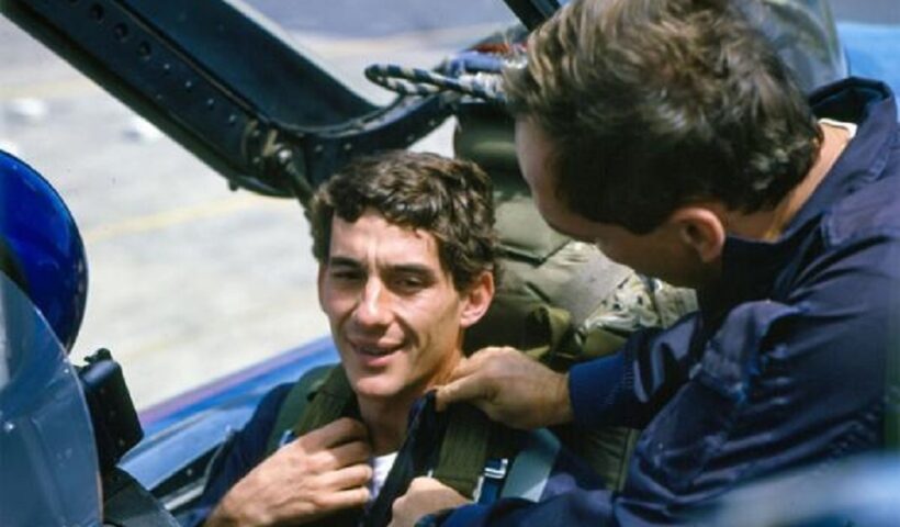 Ayrton Senna sentado em uma aeronave.