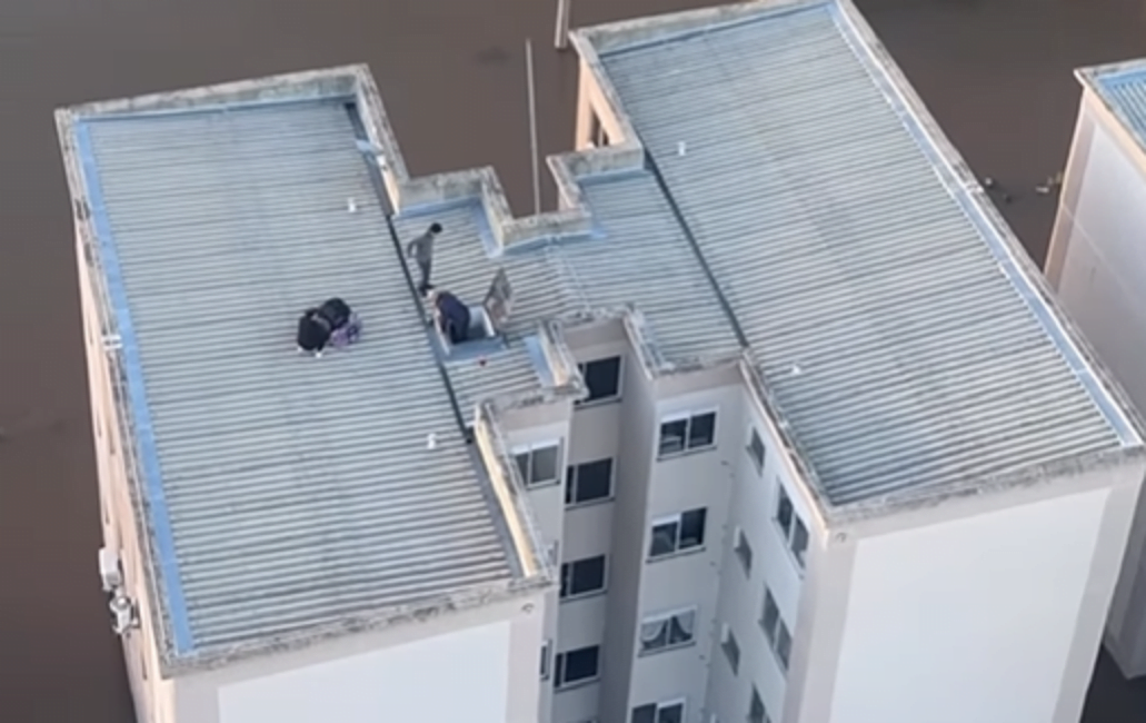 VÍDEO: Cavex Taubaté resgata 7 pessoas em telhado de prédio no RS