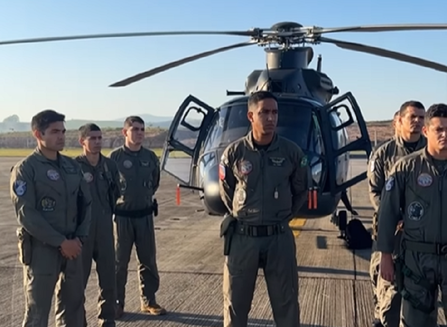 Militares do Cavex em frente a um helicóptero.
