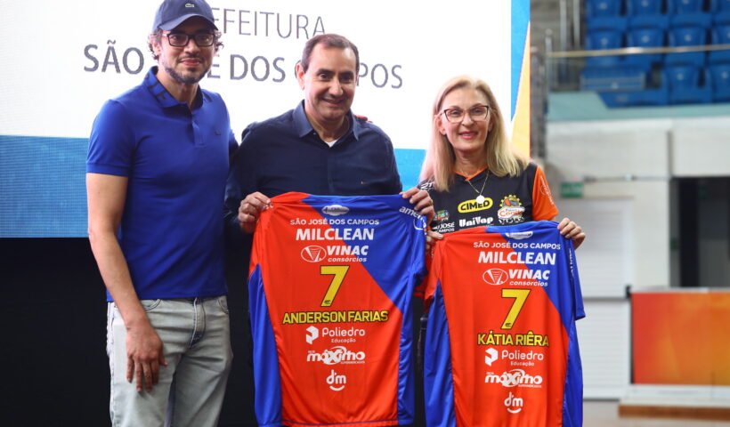 Rodrigo Canhoto ao lado de Anderson Farias (prefeito de São José dos Campos) e de Katia Ribeiro (secretária de Esportes)