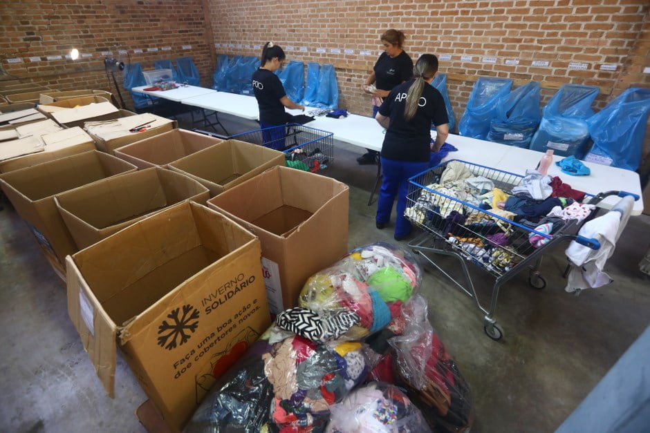 Equipe do Fundo Social de SJC trabalha diariamente na triagem e organização dos itens que serão doados ao povo gaúcho