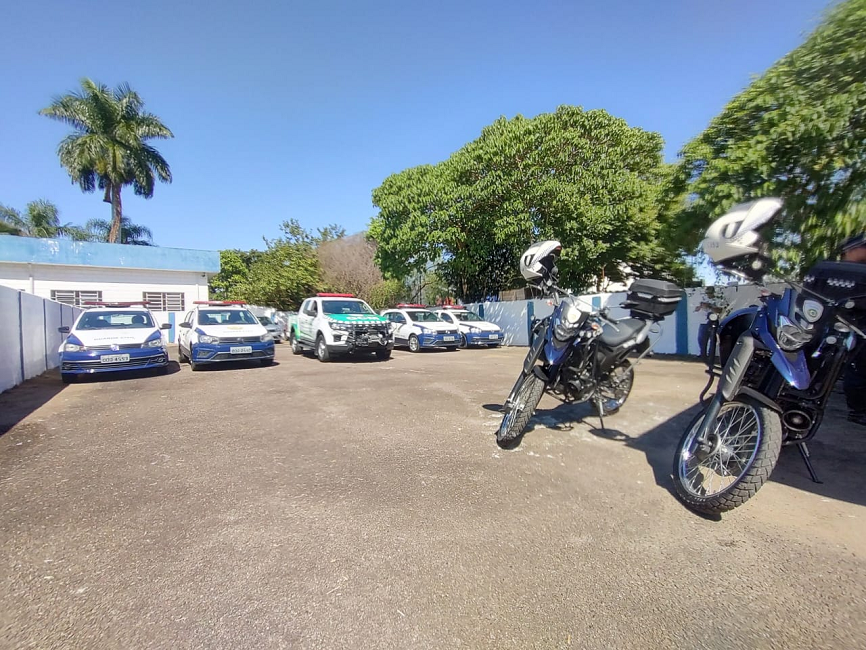 GCM de Taubaté inaugura nova base em Quiririm. Foto mostra os veículos da corporação estacionados, com árvores ao redor.