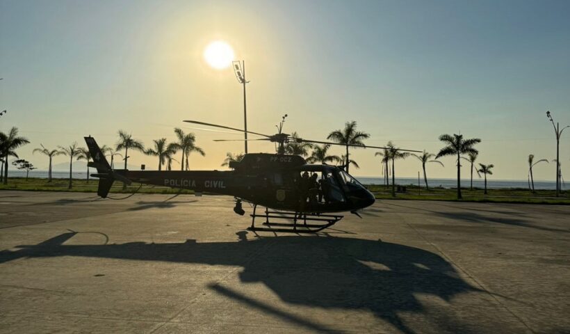 helicóptero águia da PM em pista de pouso em SJC. Megaoperação da Polícia Civil prende 62 pessoas na região de São José dos Campos