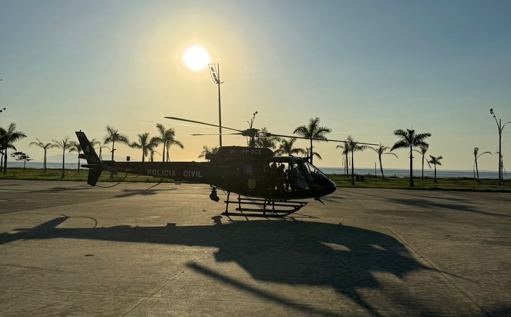 helicóptero águia da PM em pista de pouso em SJC. Megaoperação da Polícia Civil prende 62 pessoas na região de São José dos Campos