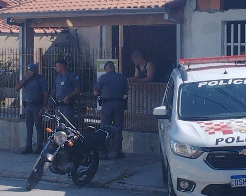 Homem mata vizinho com deficiência a pauladas na zona leste de SJC