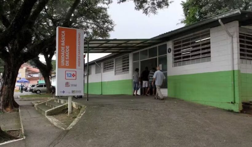 munícipes entrando em UBS de Jacareí. Jacareí tem taxa de mortes por dengue 23 vezes maior que a cidade de São Paulo