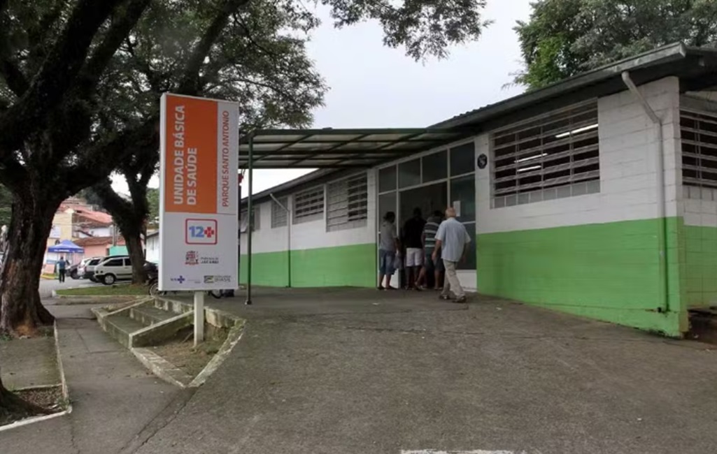munícipes entrando em UBS de Jacareí. Jacareí tem taxa de mortes por dengue 23 vezes maior que a cidade de São Paulo