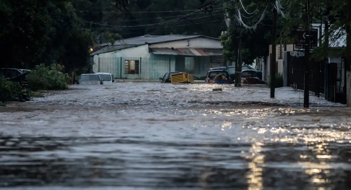 rua alagada. Número de mortes causadas pelas chuvas no RS sobe para 169