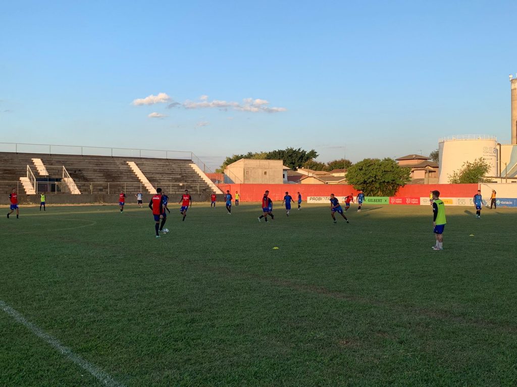 Elenco do São José EC treina no campo do estádio Du Cambusano, em Jacareí