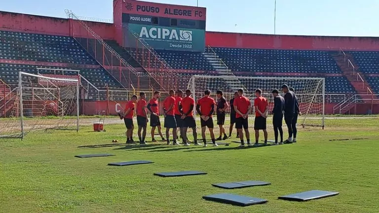 Elenco do Pouso Alegre no estádio Manduzão