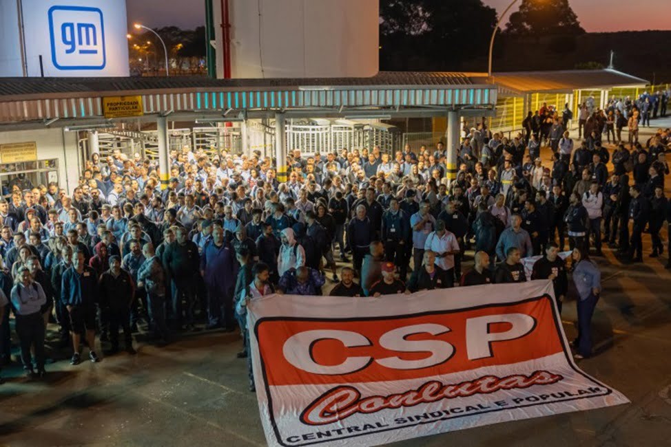 funcionários da GM de SJC em assembleia. Metalúrgicos de São José e GM fecham acordo para o recebimento de PLR