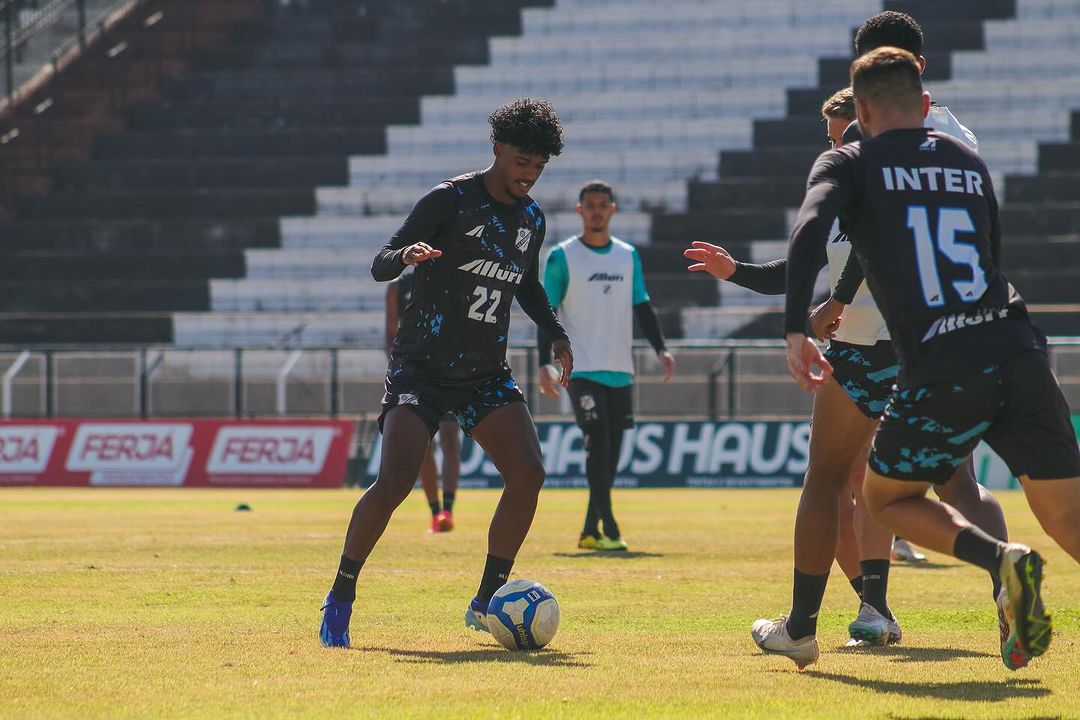 Elenco da Inter de Limeira em treinamento no Estádio Major José Levy Sobrinho