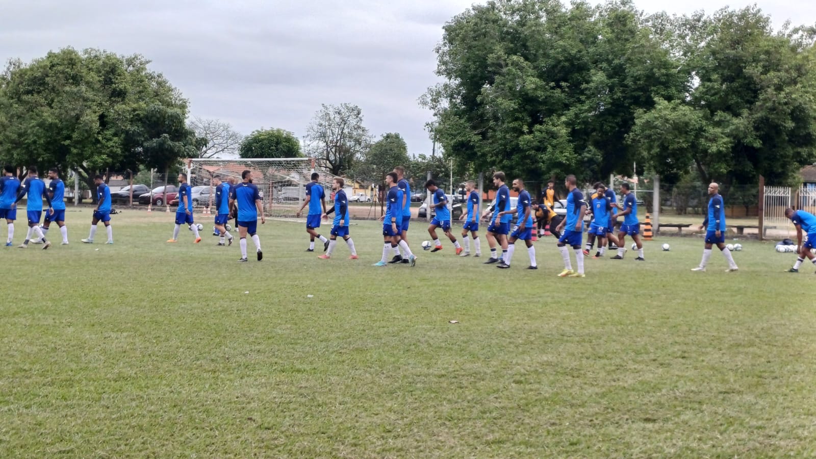 Elenco do São José EC em treinamento no campo da Vila Cristina, na zona norte de São José dos Campos. Foto: Pedro Bavuso/CBN Vale