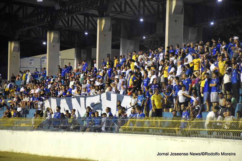 Torcida da Águia do Vale presente no Martins Pereira no jogo contra o Santo André pela Série D 2024