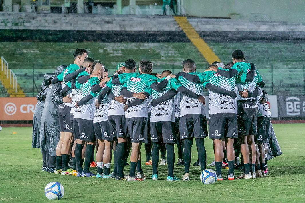 Elenco do Maringá reunido antes do jogo contra o Pouso Alegre-MG, pela quinta rodada da Série D