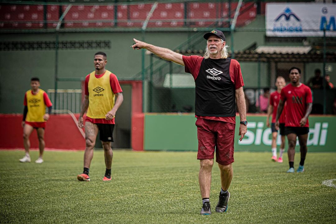 Sérgio Guedes durante treinamento na Portuguesa Santista