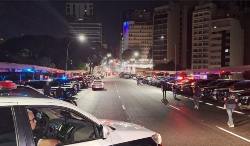 Viaturas da polícia alinhadas em ponte no centro de SP. Fraude bilionária em cobre é desmantelada em SP e SC; Jambeiro foi alvo de ação do MP