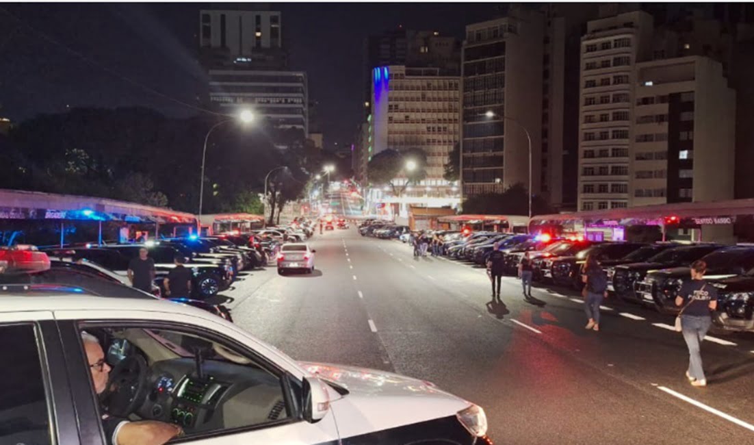 Viaturas da polícia alinhadas em ponte no centro de SP. Fraude bilionária em cobre é desmantelada em SP e SC; Jambeiro foi alvo de ação do MP