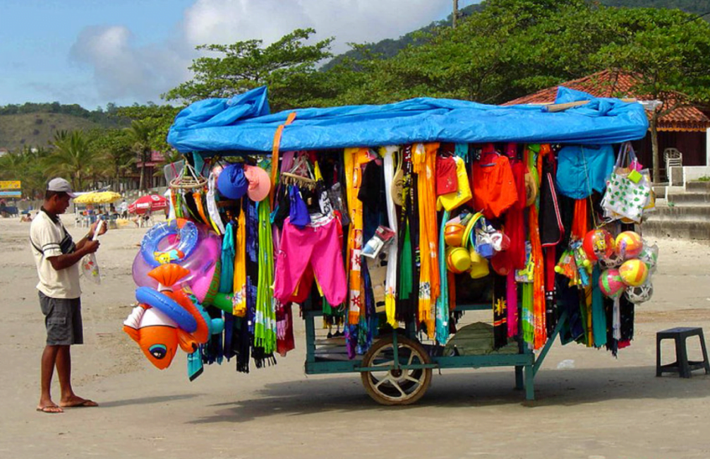 MPF pede que Ubatuba reveja número de licenças para vendedores em praias