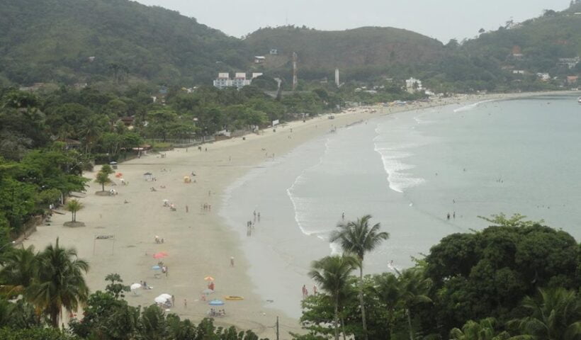 vista aérea de praia em ubatuba. Idosa de 72 anos morre afogada na Praia da Enseada, em Ubatuba