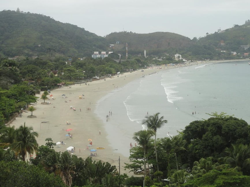 vista aérea de praia em ubatuba. Idosa de 72 anos morre afogada na Praia da Enseada, em Ubatuba
