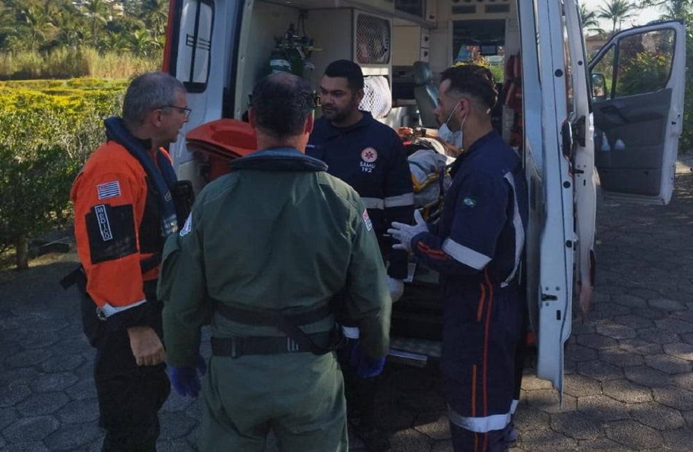 Idoso é resgatado após suspeita de AVC em praia de Ilhabela