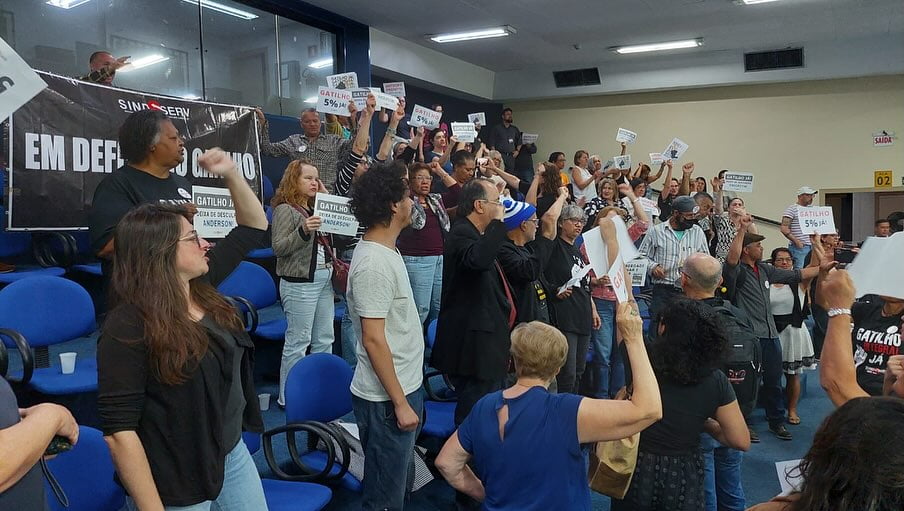 Servidores protestam pelo gatilho salarial na Câmara de São José