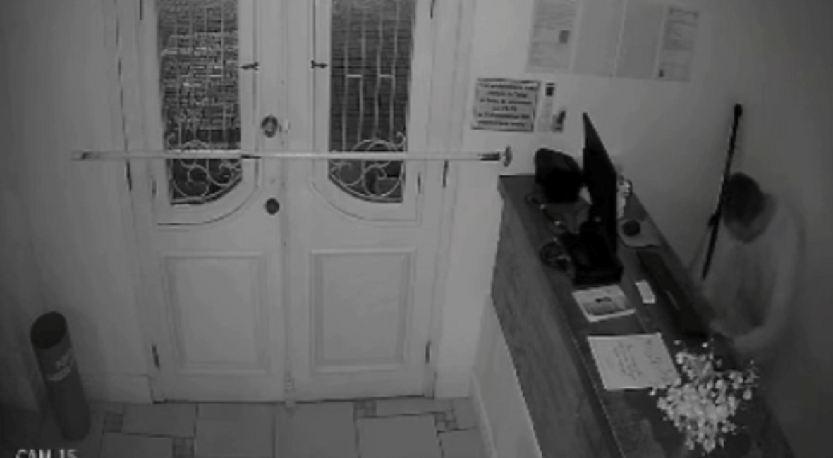 VÍDEO: Criminoso invade comércio de SJC e causa prejuízo de R$12 mil