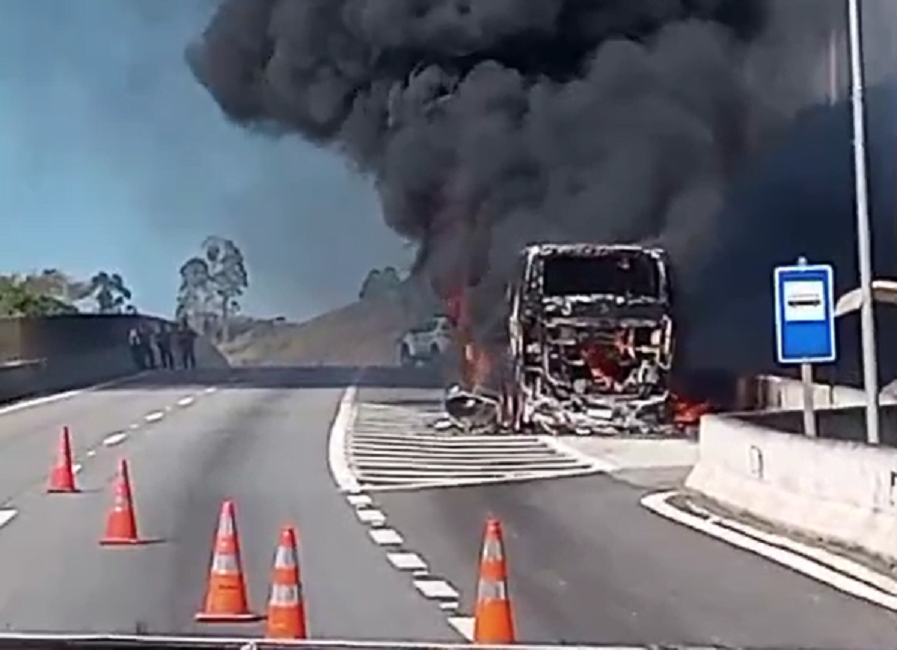 Um ônibus pegou fogo, na manhã desta terça-feira (18), na Rodovia dos Tamoios, no km 28, no trecho de Paraibuna, próximo ao Restaurante Vaca Preta. Não houve vítimas.