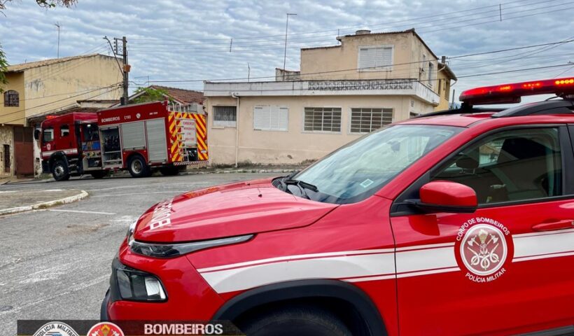 cassa ao fundo com carro de bombeiros em destaque na que foto. Incêndio em Guaratinguetá é controlado por Bombeiros e moradores