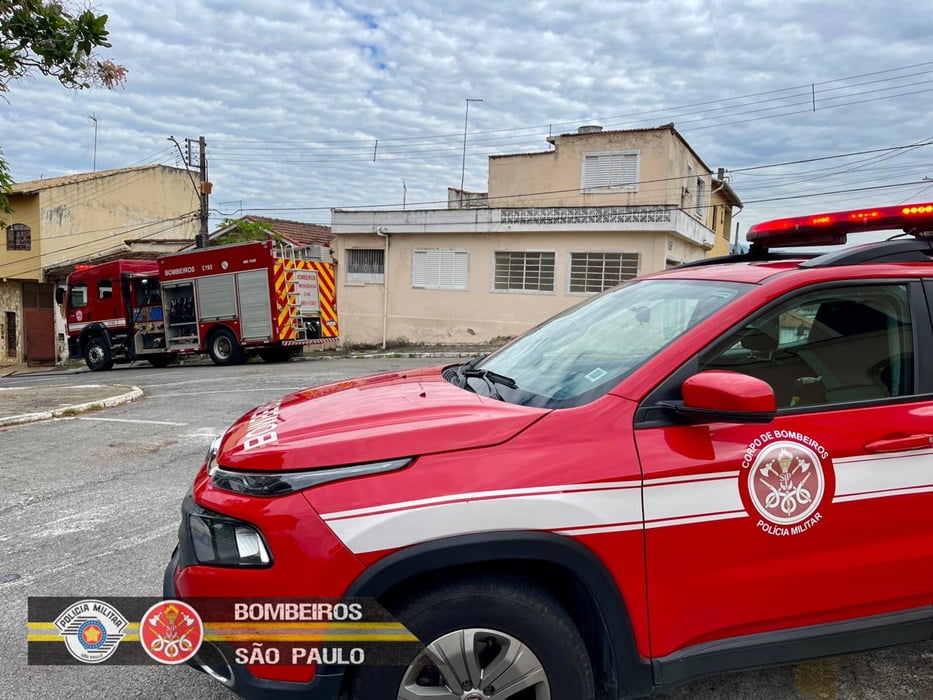 cassa ao fundo com carro de bombeiros em destaque na que foto.