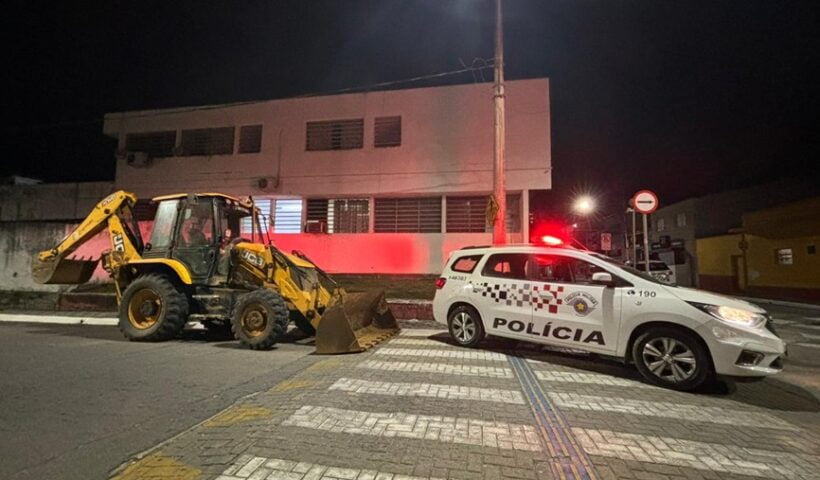 PM recupera retroescavadeira roubada em Caçapava