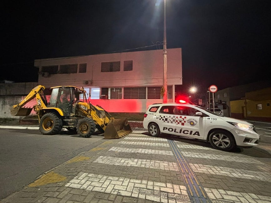 PM recupera retroescavadeira roubada em Caçapava
