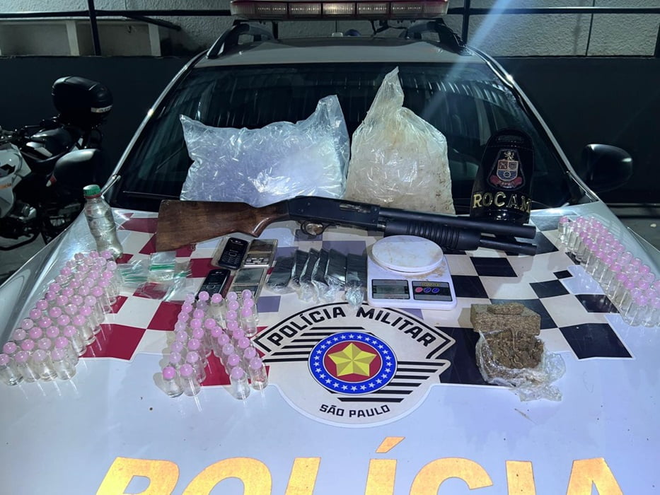 Polícia apreende drogas e armas no Banhado, em São José