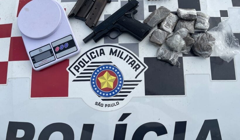 armas e drogas sobre o capô de viatura da PM.