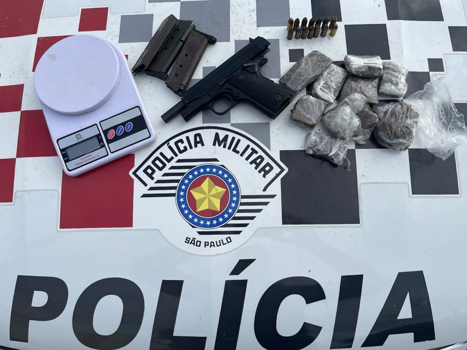 armas e drogas sobre o capô de viatura da PM. PM prende mulher por tráfico de drogas e porte de arma, em Guaratinguetá
