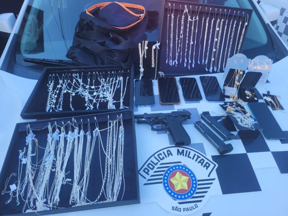 armas e joias apreendidas. Polícia prende suspeitos e recupera joias roubadas em Guaratinguetá
